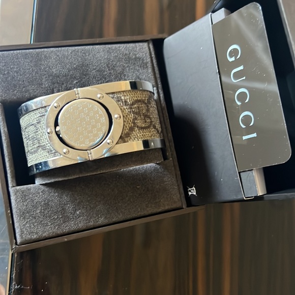 New Authentic Gucci bracelet watch! Twirls from watch to bracelet - Picture 4 of 12